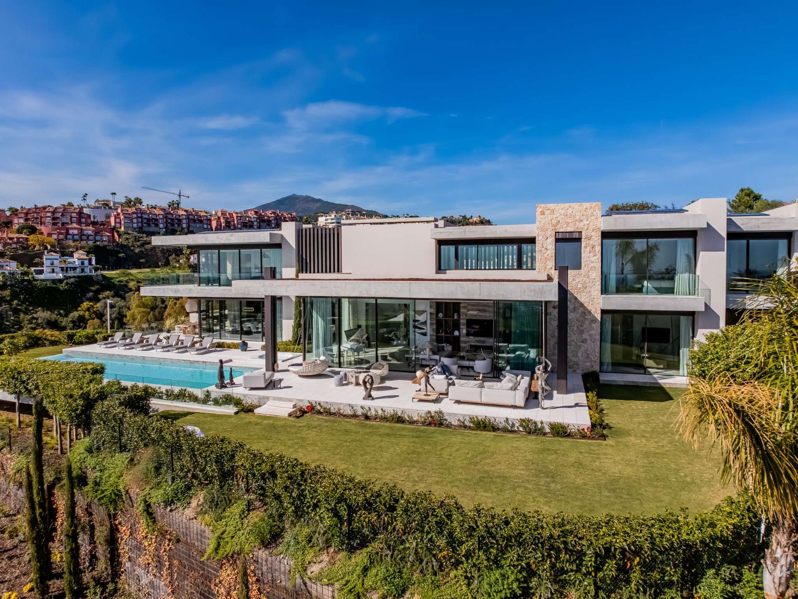 Garden, infinity pool and villa facade at The Hills Nº 12