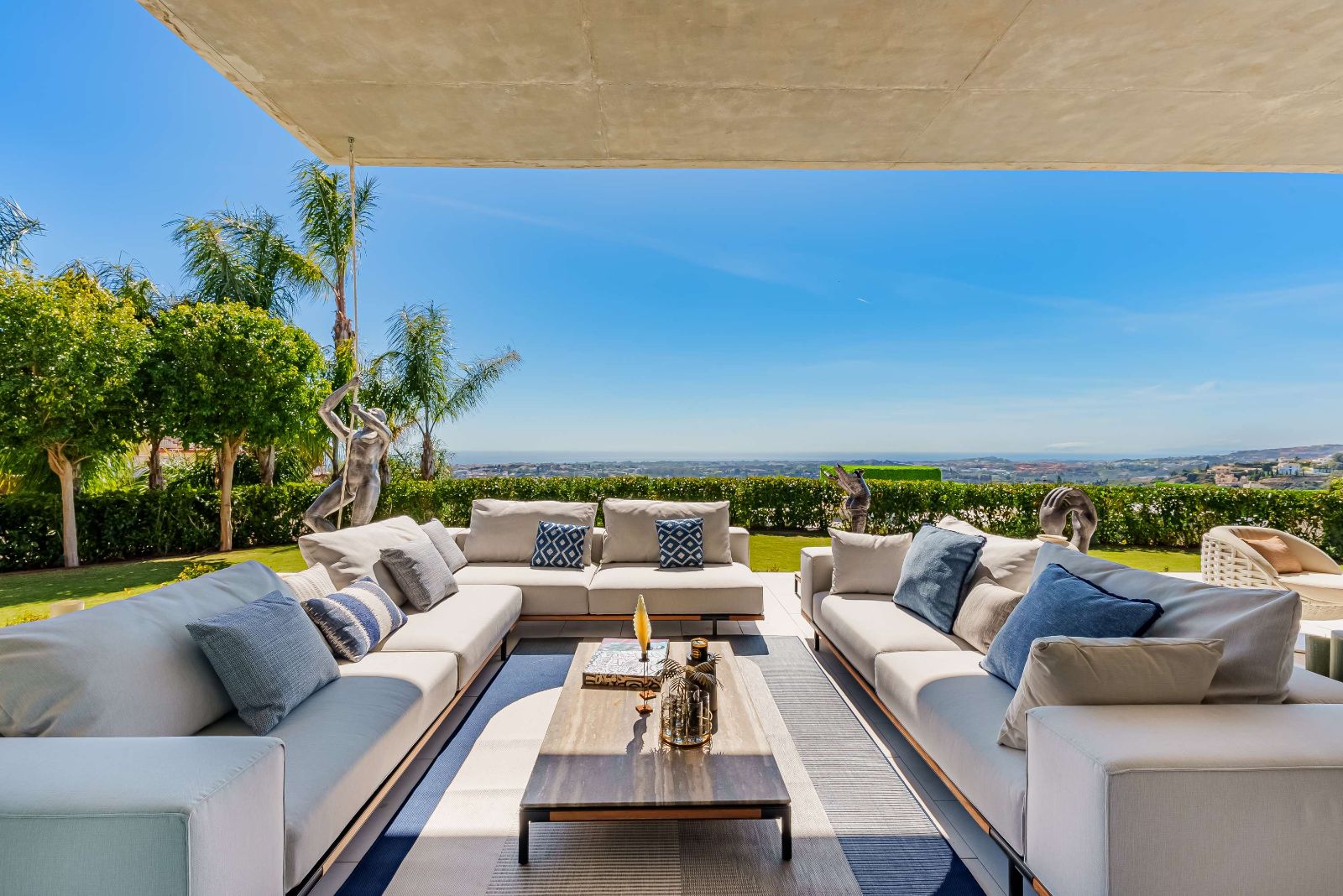 Open-plan living and dining pavilion at The Hills Nº 12