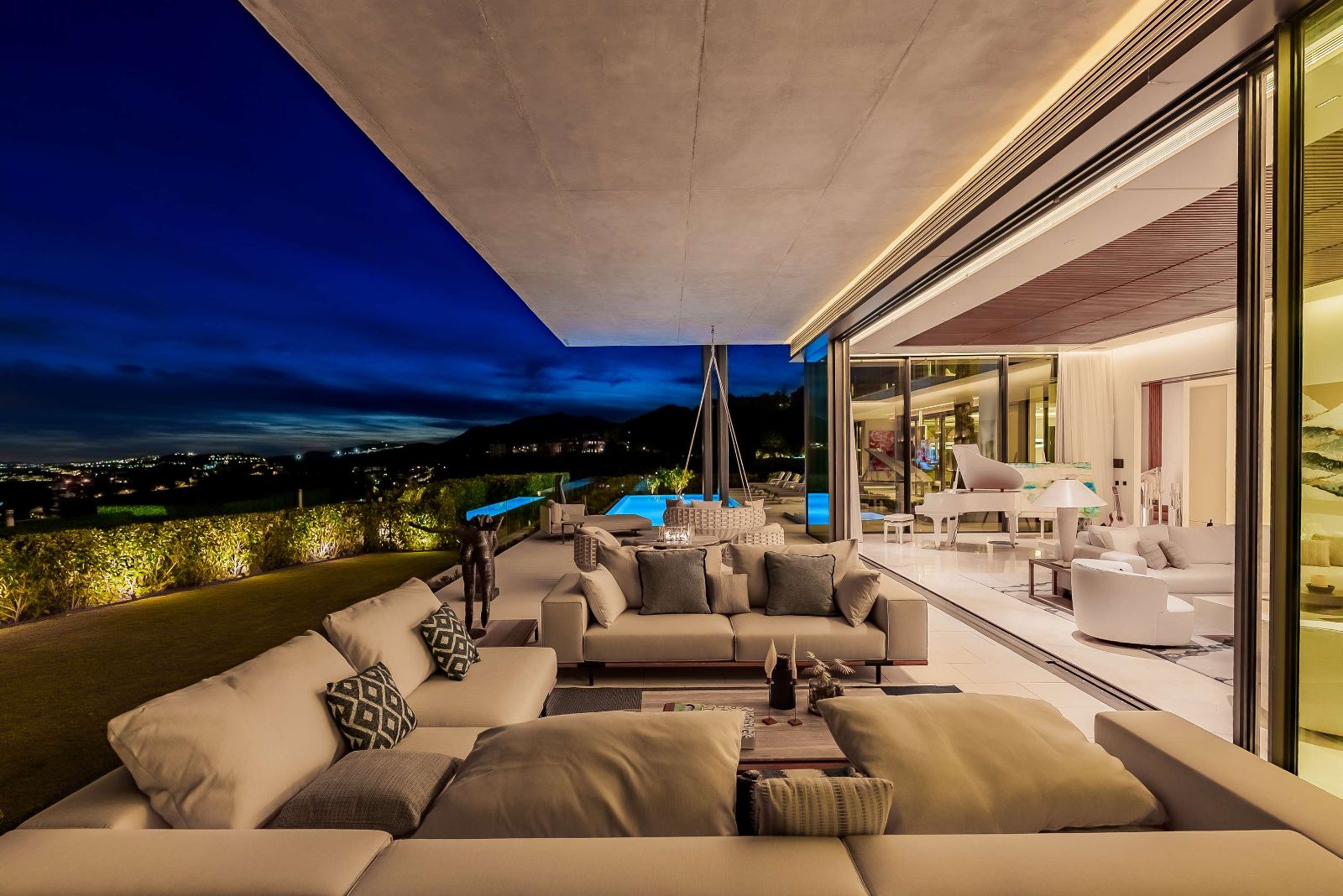 Exterior evening view of The Hills Nº 12 villa and pool